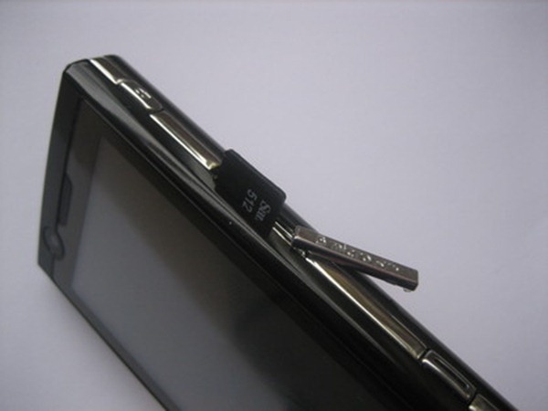 MicroSD%20card%20slot,%20card%20sticking%20out%202-420-90