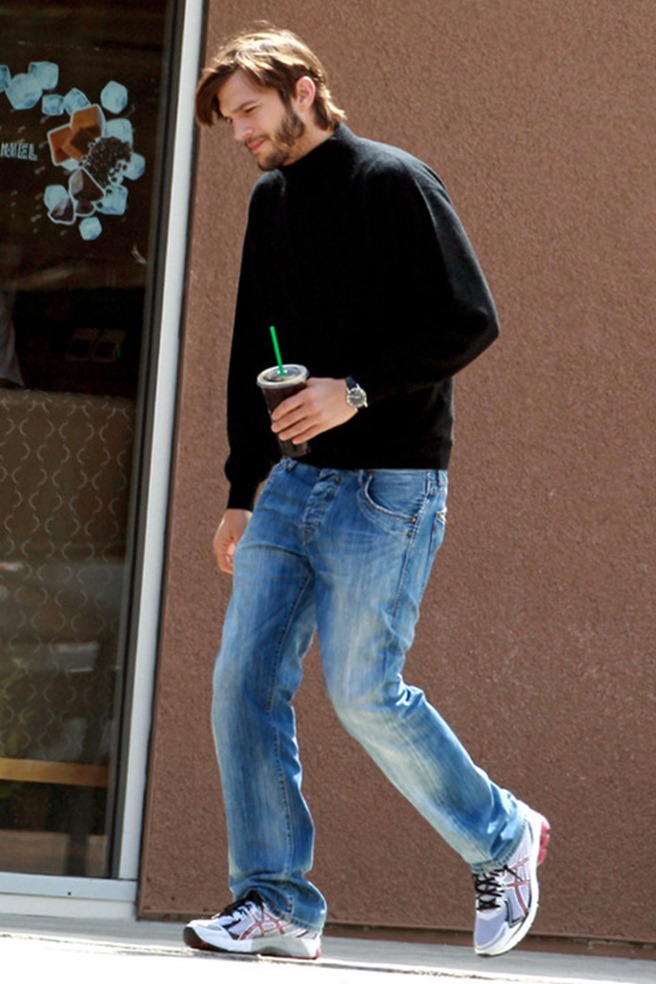 Ashton Kutcher începe să-şi ia rolul de Steve Jobs în serios