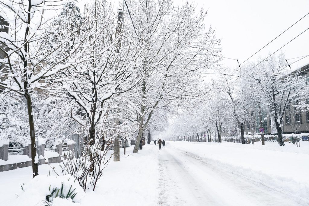 Cât ține noul val de ninsori. ANM a fost emis cod galben pentru 16 județe și București. Minime de -13 grade Celsius