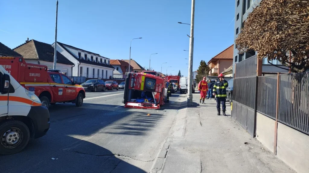 Ambulanţă cu 6 persoane, implicată într-un accident în Sibiu. A fost activat Planul Roșu de Intervenție