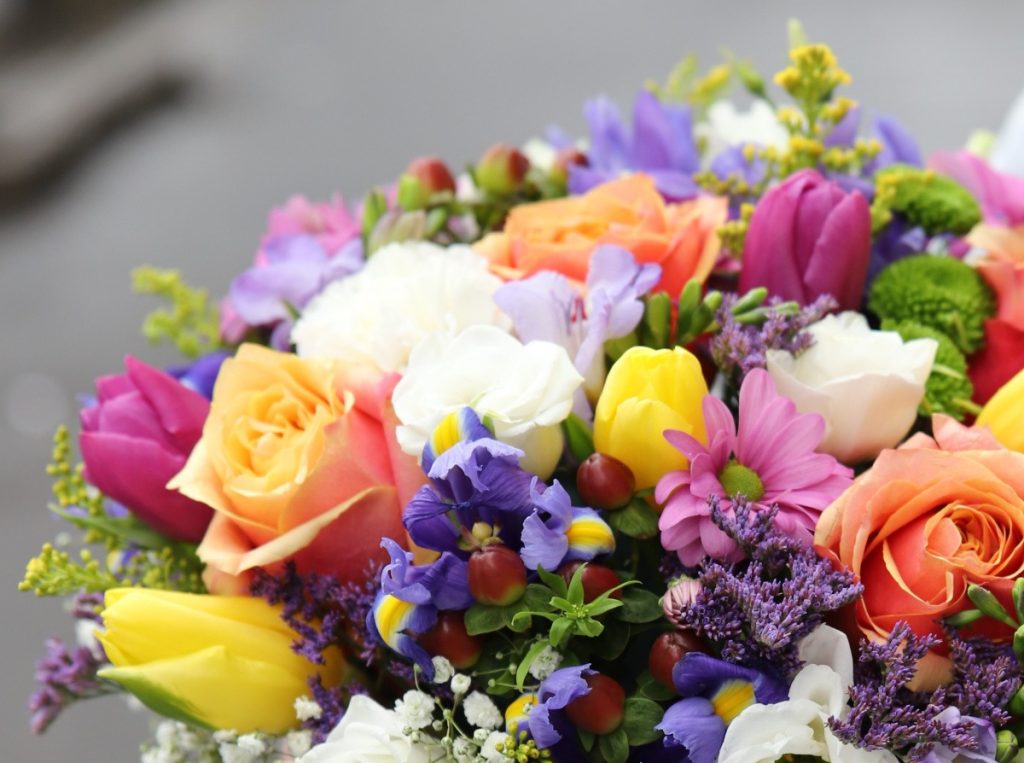 Ce flori aleg bărbații în funcție de mesajul pe care vor să îl transmită de 8 Martie. Semnificația ascunsă a buchetelor