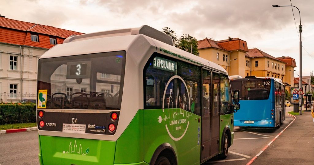 Incident grav în Sibiu: două femei au căzut din autobuz la plecarea din stație. Ușa nu era închisă corespunzător