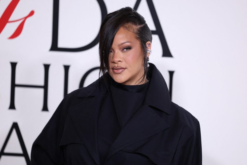 Rihanna, ținta unui atac armat în Beverly Hills. O femeie a tras 10 focuri dintr-un Tesla spre locuința vedetei, un glonț a străpuns un perete al casei