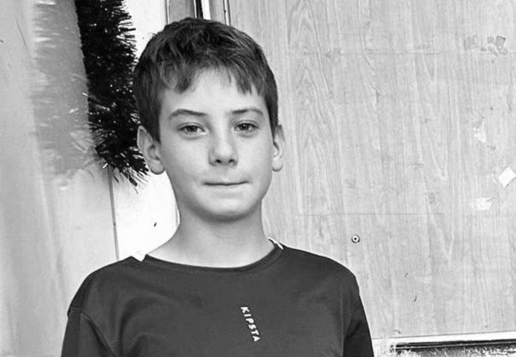 Durere fără margini la înmormântarea lui Dănuț, elevul de 14 ani care a murit după ce a leșinat la ora de sport