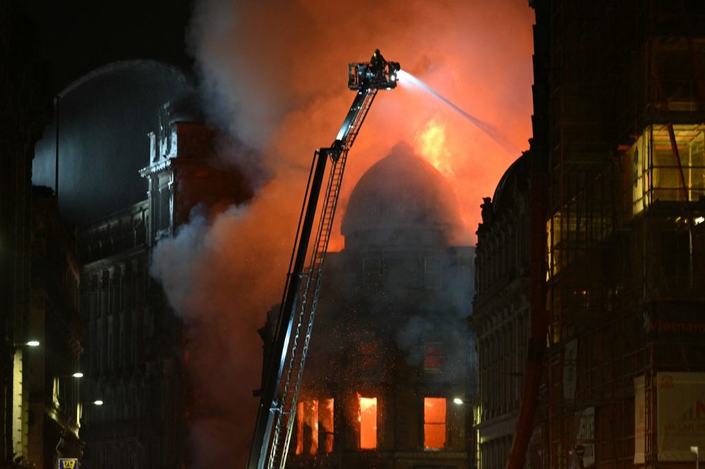 Incendiu puternic la Gara Centrală din Glasgow. O clădire istorică s-a prăbușit parțial VIDEO