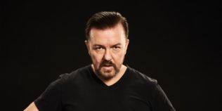 Ricky Gervais readuce la viață cele mai jenante momente ale lui David Brent, la 25 de ani de la The Office