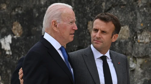 Moment bizar la G7. Macron l-a întrerupt pe Biden ca să îi vorbească despre petrol, în fața jurnaliștilor