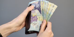 Greșeli financiare care te fac să cheltui mai mult decât crezi în fiecare lună. Capcane care îți cresc cheltuielile