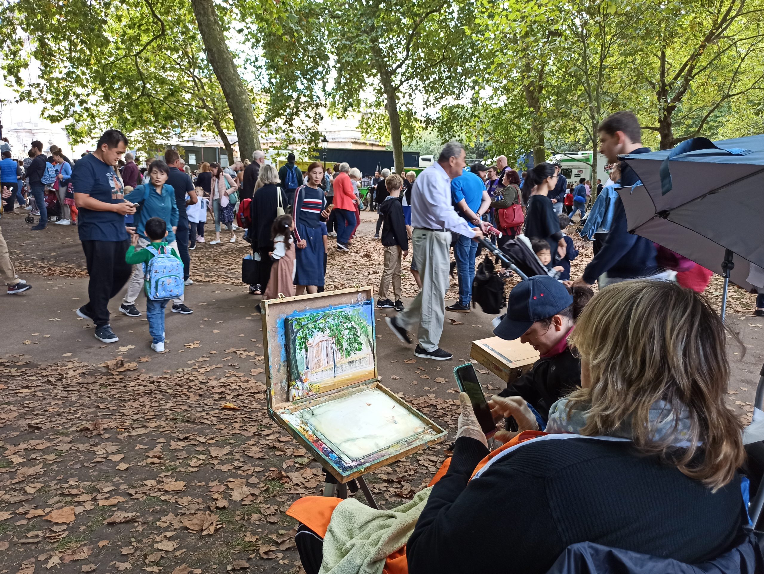 Pe străzi, pictorii fac tablouri cu aceste momente istorice