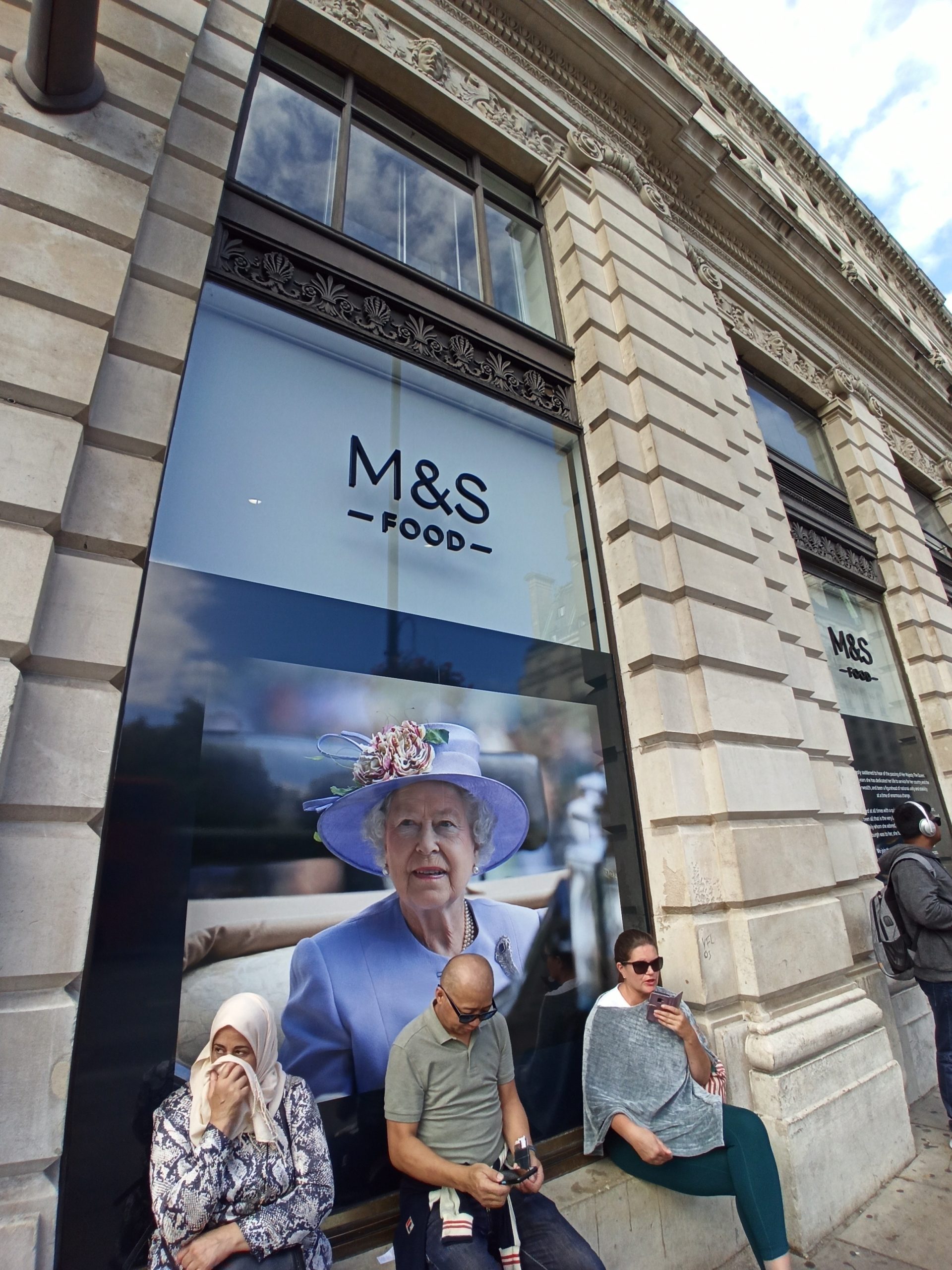 Pozele cu regina au împodobit străzile Londrei