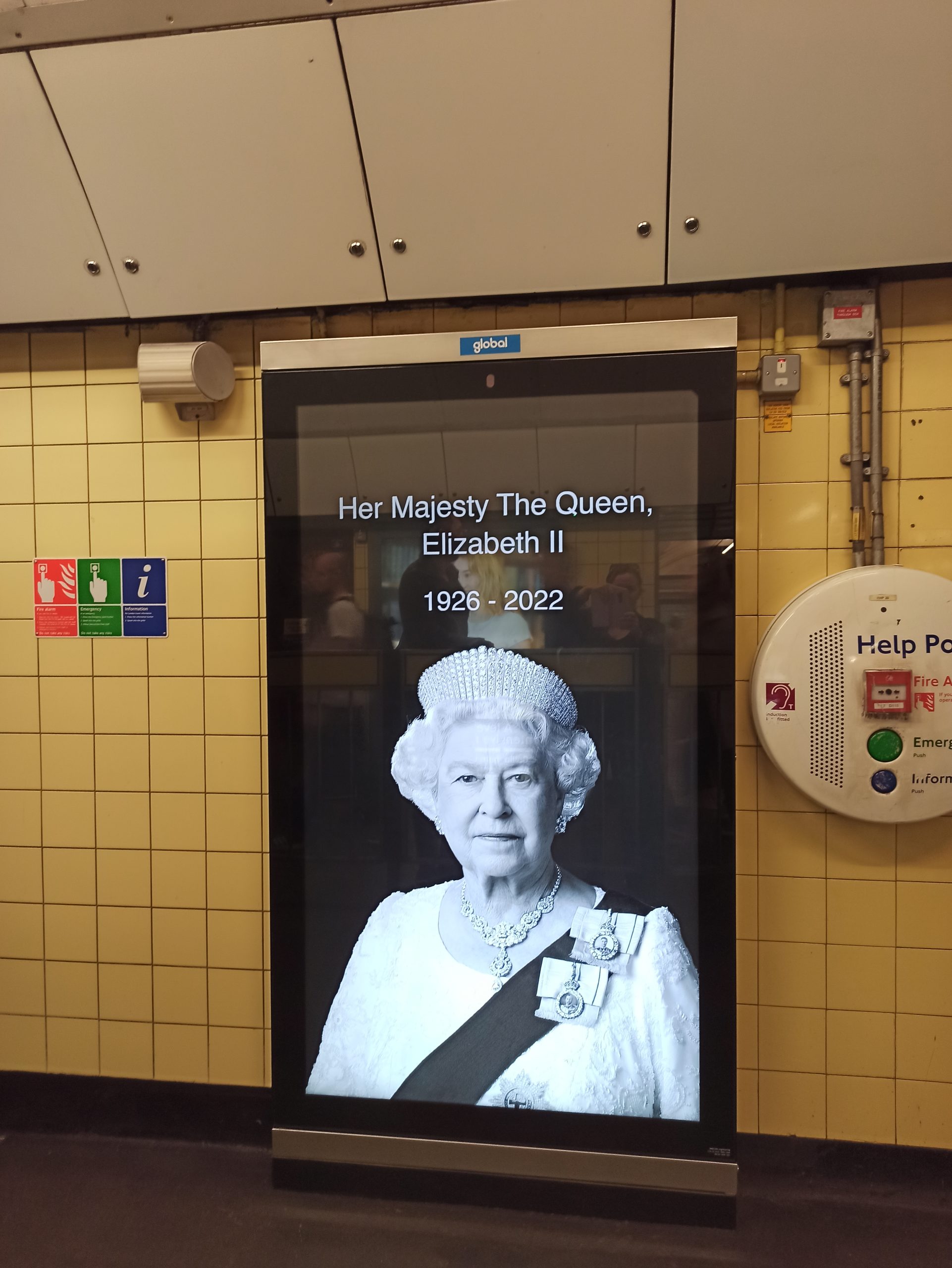 Moartea reginei, un adevărat fenomen în Londra. Chiar și la metrou erau portrete cu chipul Majestății Salea