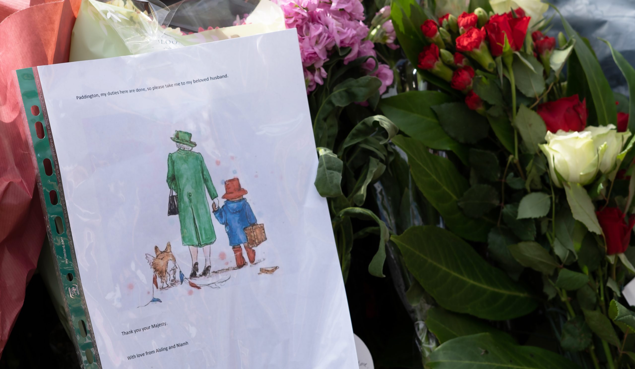 Regina Angliei, desenată alături de ursulețul Paddington (Foto: Elena Vavilov pentru Playtech.ro)