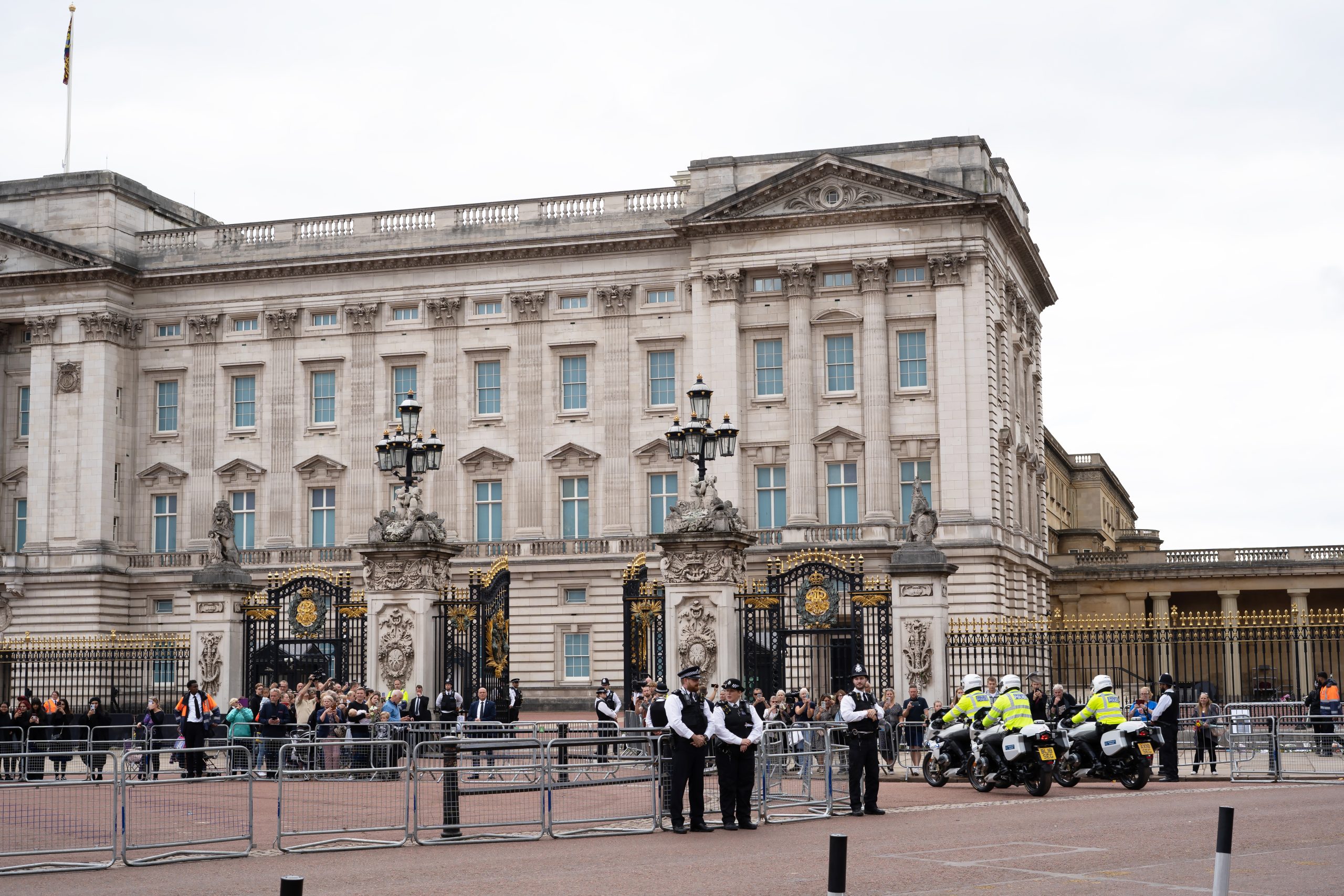 Palatul Buckingham, garda care însoțea mașina reginei consoarte