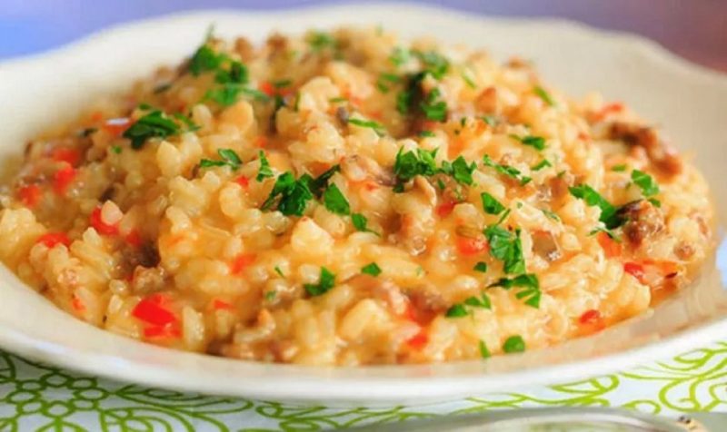 De ce trebuie spălat orezul înainte de a fi gătit. Care sunt efectele, când este de evitat acest lucru