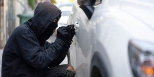 Obiectele banale pentru care hoții sparg mașini în Halkidiki și Salonic. Avertismentul poliției pentru turiștii români: ce nu trebuie să lași la vedere