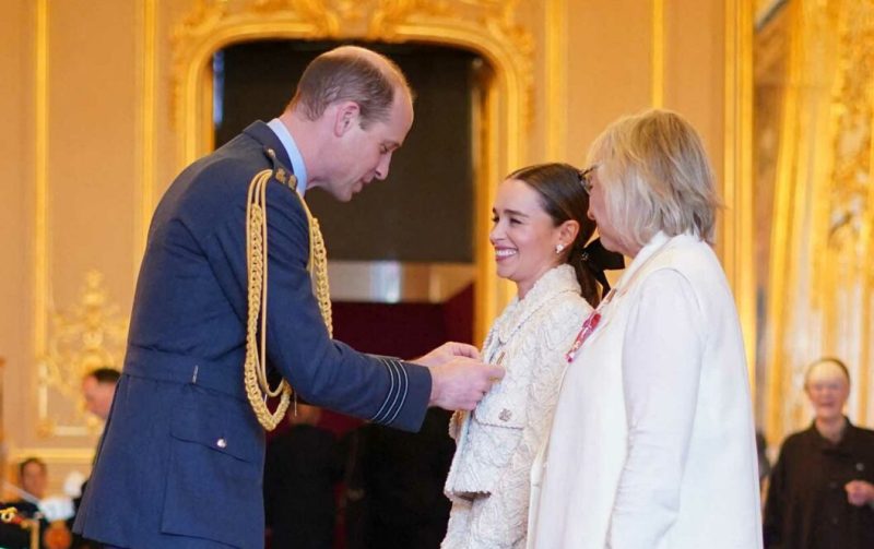 Emilia Clarke alaturi de mama ei si Printul William