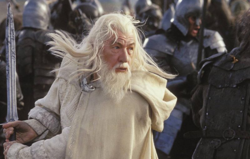 Actorul Ian McKellen în rolul vrajitorului Gandalf din Stăpânul Inelelor Întoarcerea Regelui (2003)