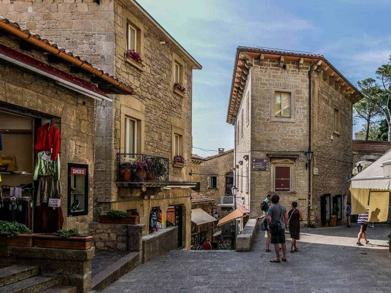 Capitala sa, care poartă același nume, San Marino, este situată pe vârful Muntelui Titano și este renumită pentru arhitectura medievală impresionantă.