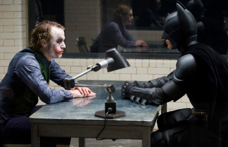 Heath Ledger și Christian Bale în Batman Cavalerul Negru (2008)