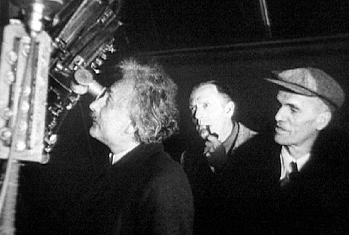 Einstein cu Edwin Hubble și Walter Adams la Observatorul Mount Wilson.