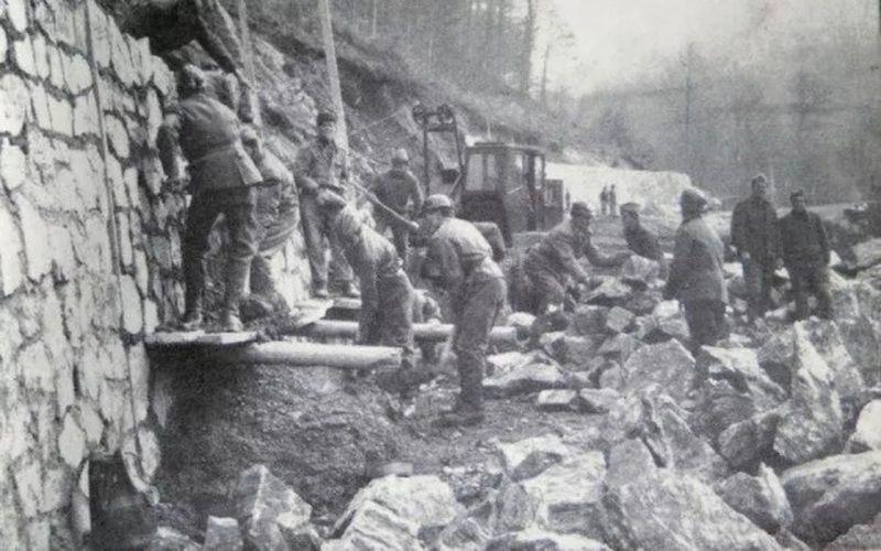 Imagine din timpul lucrărilor la Transfăgărășan.