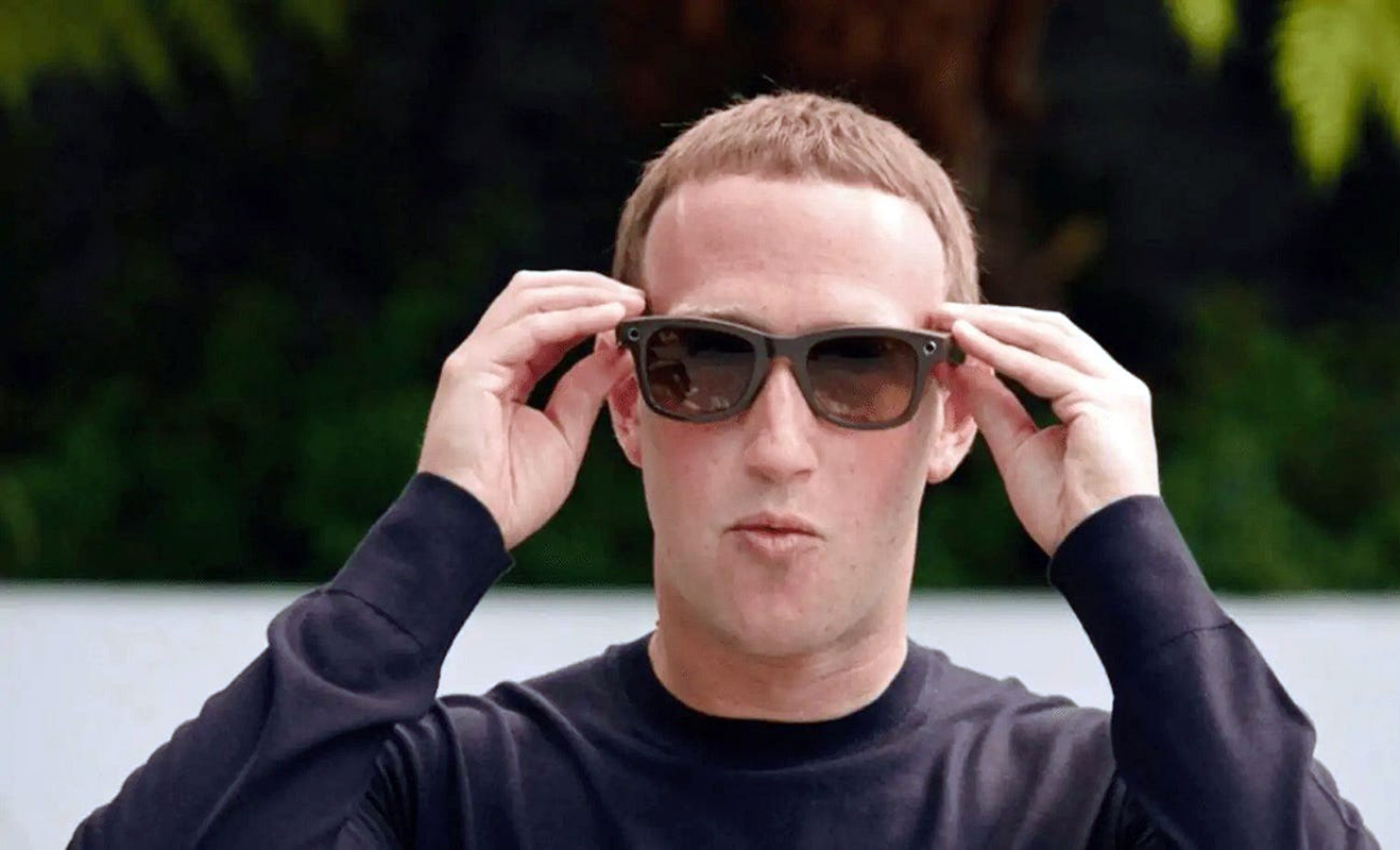 Mark Zuckerberg probând ochelarii inteligenți Ray-Ban.