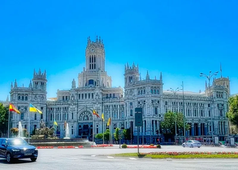 City-break perfect pentru această toamnă: o peșteră veche de 12 milioane de ani, la mai puțin de o oră de un oraș magnific