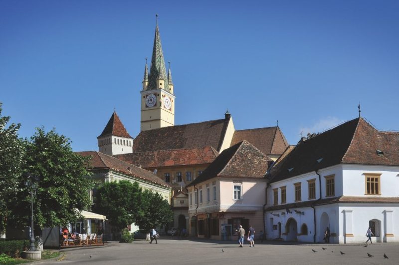 În România, mai multe turnuri înclinate, inclusiv Turnul Trompeților din Mediaș, rămân nevalorificate turistic, deși au un potențial istoric și cultural deosebit.