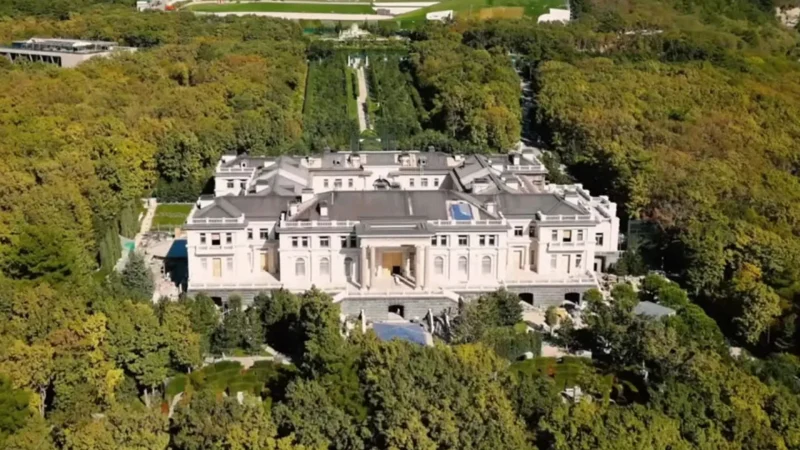 Vladimir Putin și-a distrus palatul său preferat, după ce a analizat câteva imagini din satelit. Teama l-a cuprins imediat, ce a observat