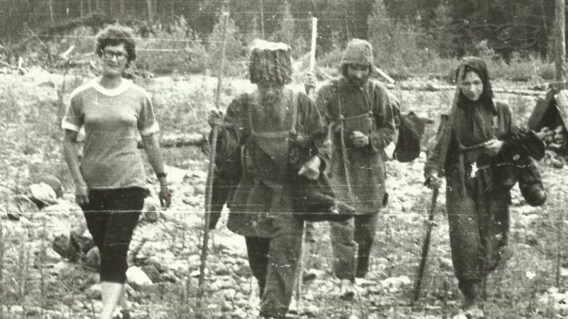 Această fotografie din anii 1970 surprinde câțiva membri ai familiei Lykov alături de unul dintre geologii care i-au descoperit inițial.