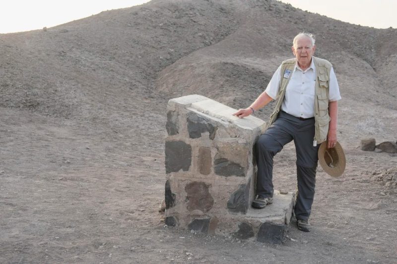 Don Johanson lângă monumentul descoperirii lui Lucy, în vizită aniversară de 50 de ani de la găsirea fosilei