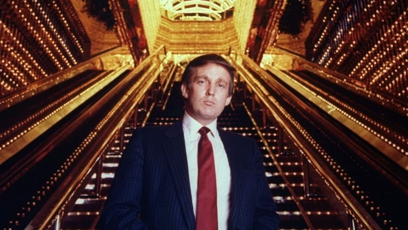 Donald Trump în fața scărilor unuia dintre cazinourile construite în tinerețe.