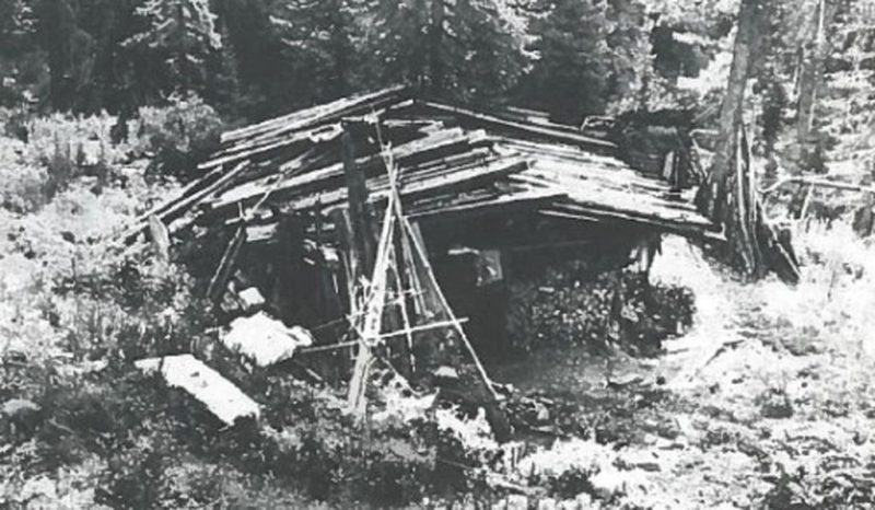 Locuința familiei Lykov era o colibă modestă, alcătuită dintr-o singură cameră, cu un aspect care amintea de construcțiile din Evul Mediu.