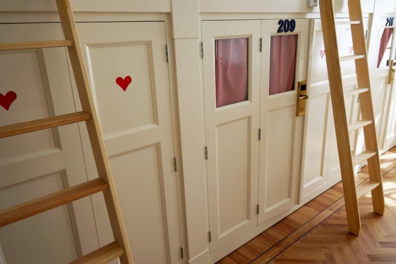 De Bedstee din Olanda oferă dormitoare inspirate de dulapurile istorice olandeze, pentru o experiență de cazare autentică.