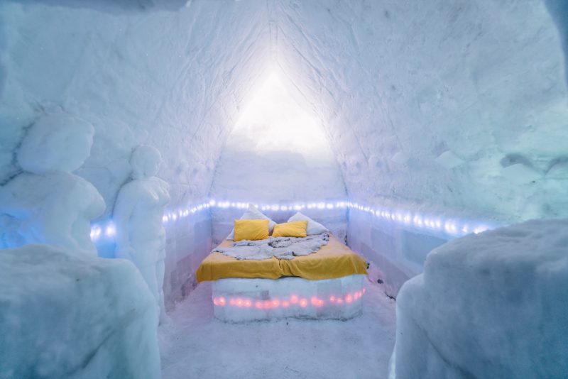 Hotelul de gheață de la Bâlea Lac din România oferă o experiență unică și fascinantă în camere sculptate din gheață.