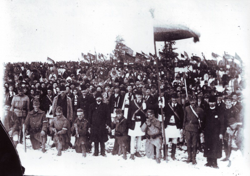 Manifestanți și soldați prezenți la Marea Adunare de la Alba Iulia, 1 Decembrie 1918, surprinși într-una dintre cele doar cinci fotografii originale. (BCU Cluj)