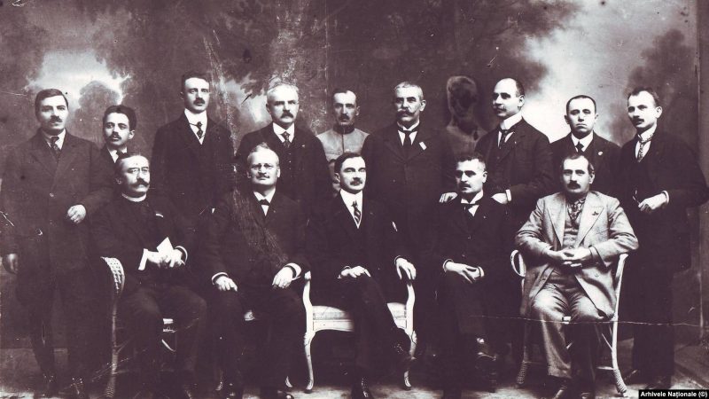 Membrii Consiliului Dirigent al Transilvaniei, conduși de Iuliu Maniu