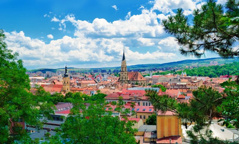 Orașul își propune să devină lider în calitatea vieții în România și un model de referință pentru Uniunea Europeană prin investiții în dezvoltare verde și digitală.