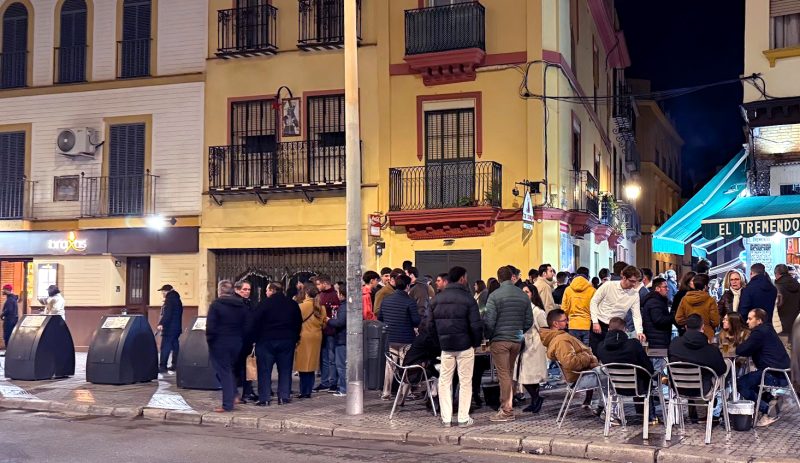 Localnicii se adună la micile terase din cartier, petrecând câteva ore în fața unui pahar de băutură și savurând cina. Totul se încheie în liniște în jurul orei 11 seara.