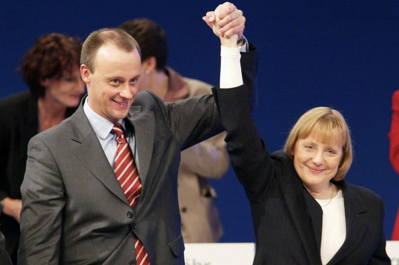 Merz alături de Angela Merkel după ce aceasta a fost aleasă noul lider al partidului în anul 2000.