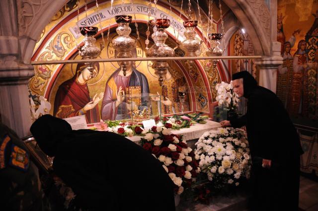 Mormantul lui Stefan cel Mare din interiorul Manastirii Putna. Foto Monitorul de Suceava