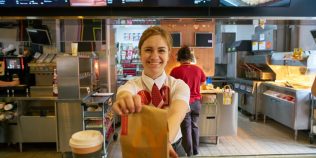 McDonald’s folosește AI pentru a calcula cât ești dispus să plătești pe un Big Mac. Prețul poate fi cu 21% mai mare la doar câțiva kilometri distanță
