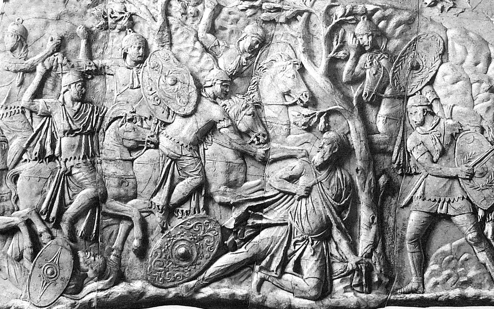 Scena de pe Columna lui Traian in care Decebal se sinucide cu sica, pumnalul traditional al dacilor. Foto Wikipedia