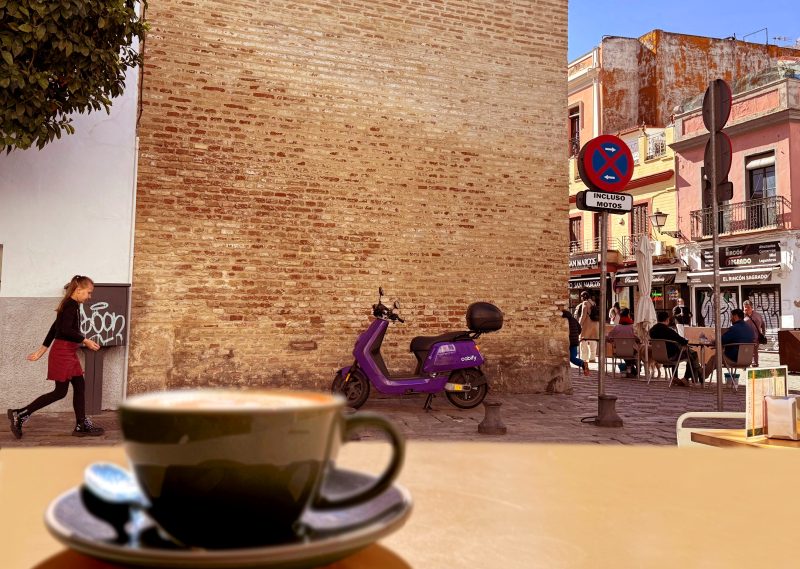 Atmosfera de stradă, imagine surprinsă de la una dintre sutele de terase ale barurilor care împânzesc Sevilla, Spania. (Foto: Playtech.ro)