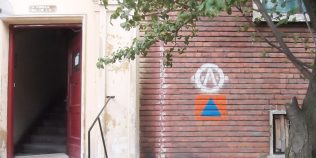 Un triunghi albastru într-un pătrat portocaliu, semnul de pe blocurile din Capitală ignorat de cetăţeni. Ce reprezintă şi de ce este important