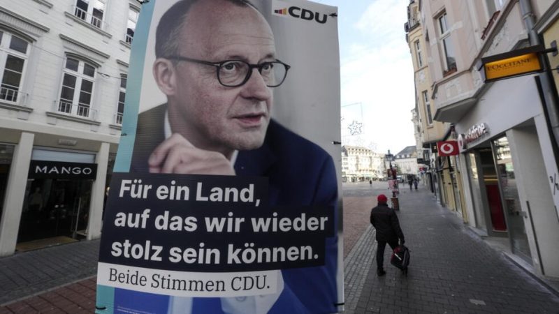 Un afiș de campanie electorală al lui Merz într-un oraș din Germania.