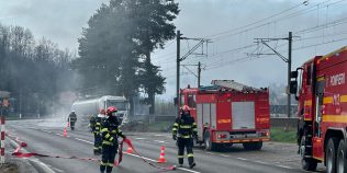 DN1, blocat de o cisternă din care se scurge acid sulfuric. Autorităţile au evacuat zona. Care sunt pericolele pentru populaţie
