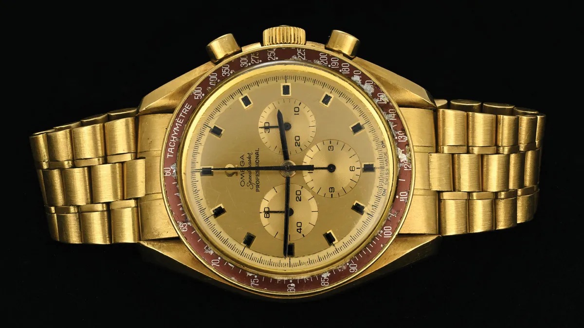 Ceasul Omega Speedmaster Professional Tribute to Astronauts din aur, purtat de Neil Armstrong.