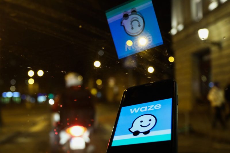 Cum schimbi traseul în Waze direct de pe ecranul Android Auto. Trucul care îți arată rutele alternative fără să mai atingi telefonul