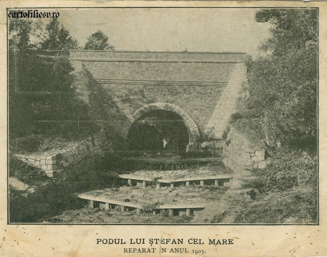 Construit din piatră brută și restaurat de-a lungul secolelor, podul este considerat o capodoperă a ingineriei medievale.